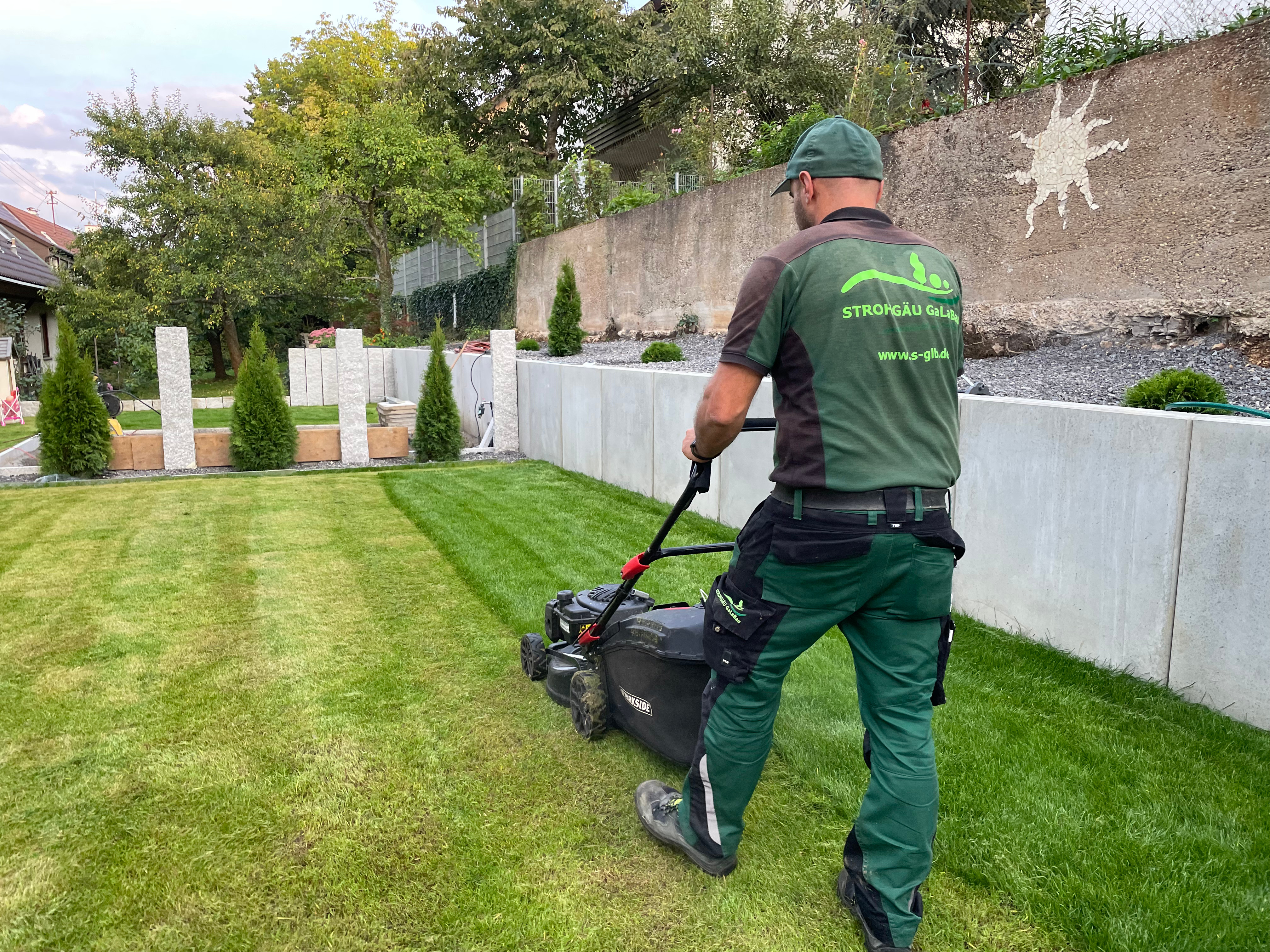 Rasenkonzepte Stuttgart – Planung und Anlage von Rasenflächen Individuelle Rasenkonzepte im Gartenbau in Stuttgart für dichte und gesunde Rasenflächen
